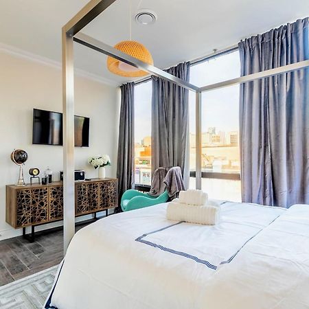 Modern Pet-Friendly Chinatown Apartment Торонто Экстерьер фото