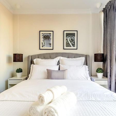 Modern Pet-Friendly Chinatown Apartment Торонто Экстерьер фото
