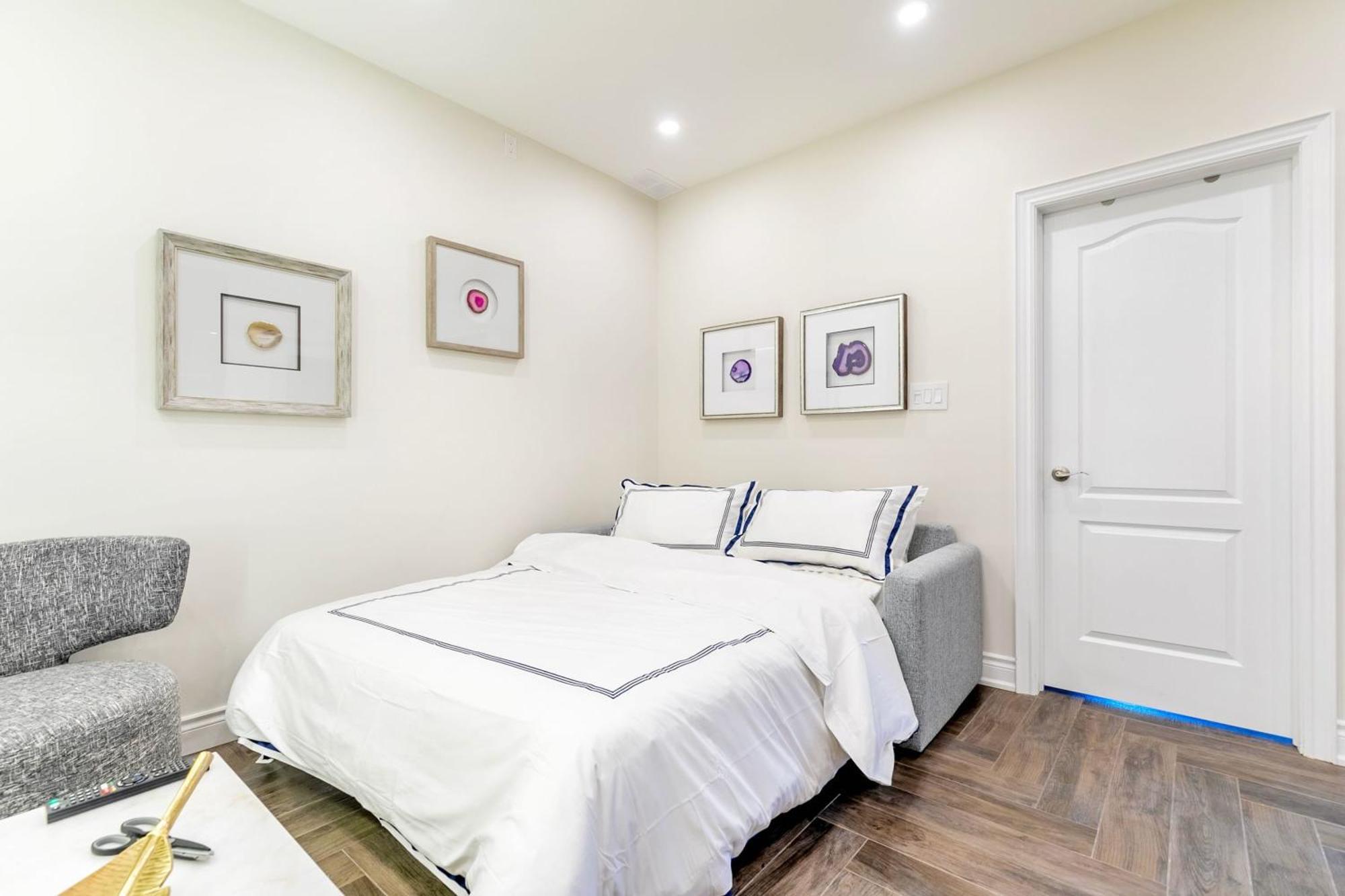Modern Pet-Friendly Chinatown Apartment Торонто Экстерьер фото