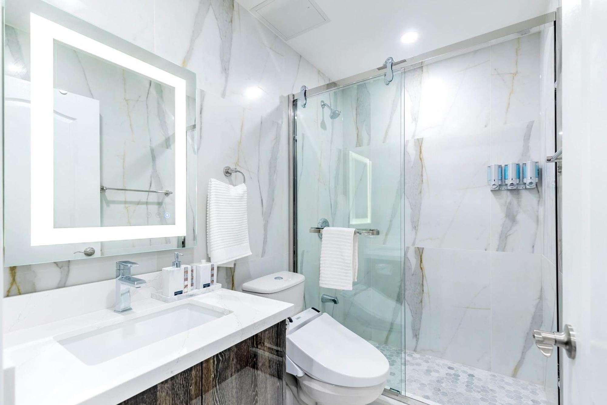 Modern Pet-Friendly Chinatown Apartment Торонто Экстерьер фото