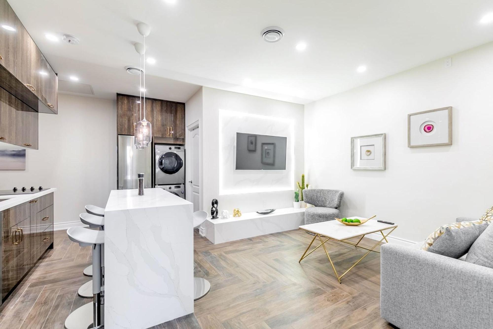 Modern Pet-Friendly Chinatown Apartment Торонто Экстерьер фото