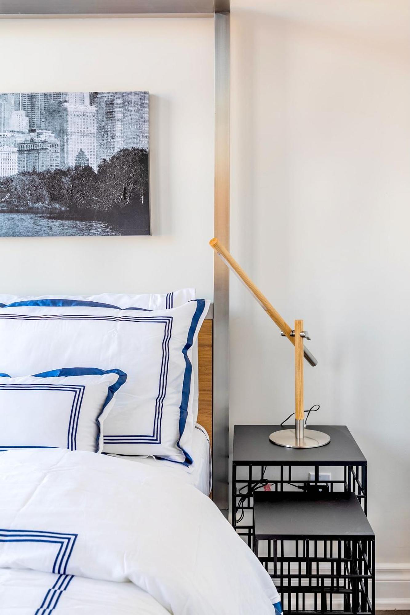 Modern Pet-Friendly Chinatown Apartment Торонто Экстерьер фото