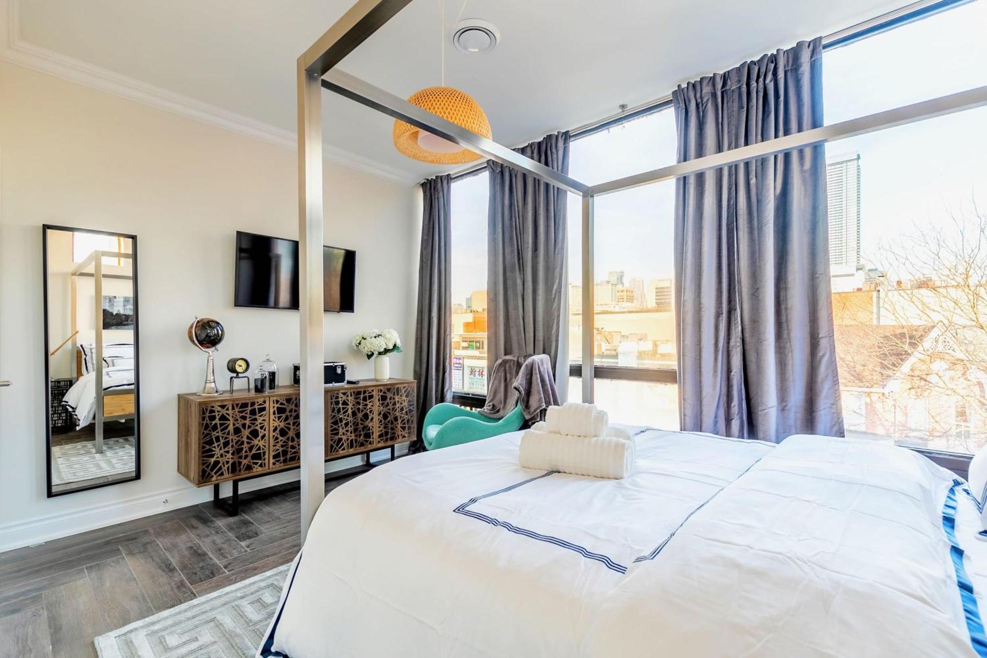 Modern Pet-Friendly Chinatown Apartment Торонто Экстерьер фото