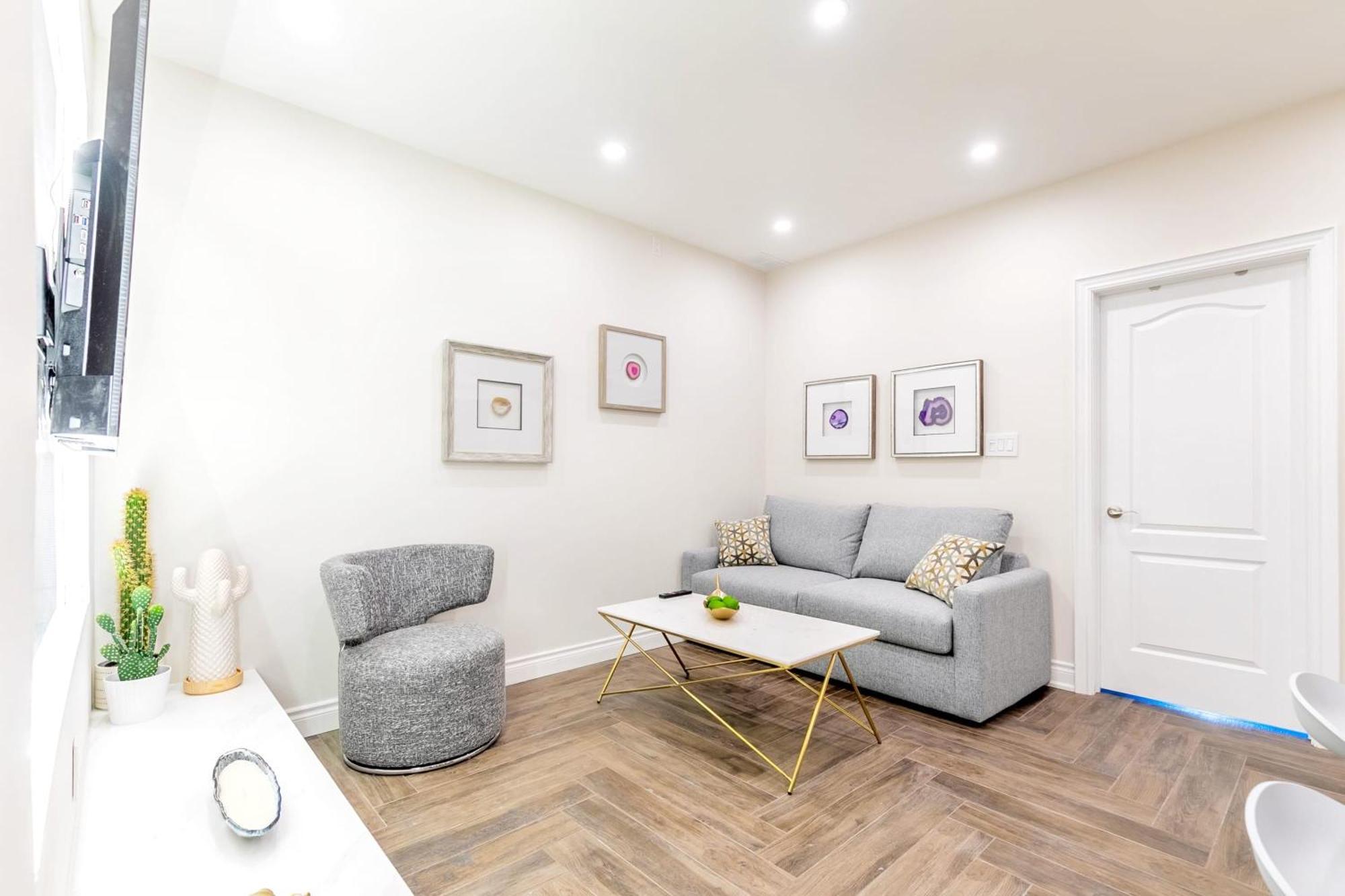 Modern Pet-Friendly Chinatown Apartment Торонто Экстерьер фото