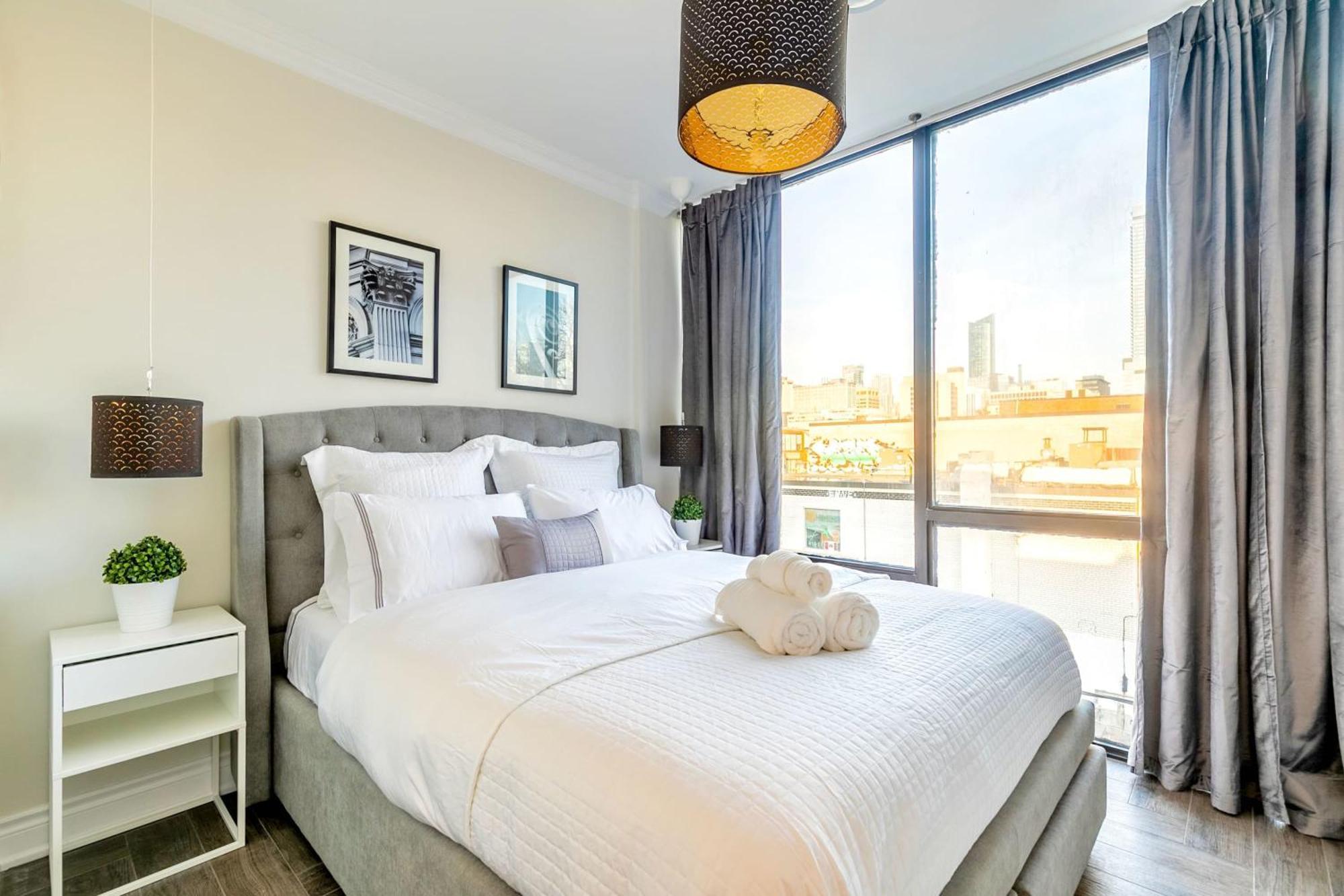 Modern Pet-Friendly Chinatown Apartment Торонто Экстерьер фото
