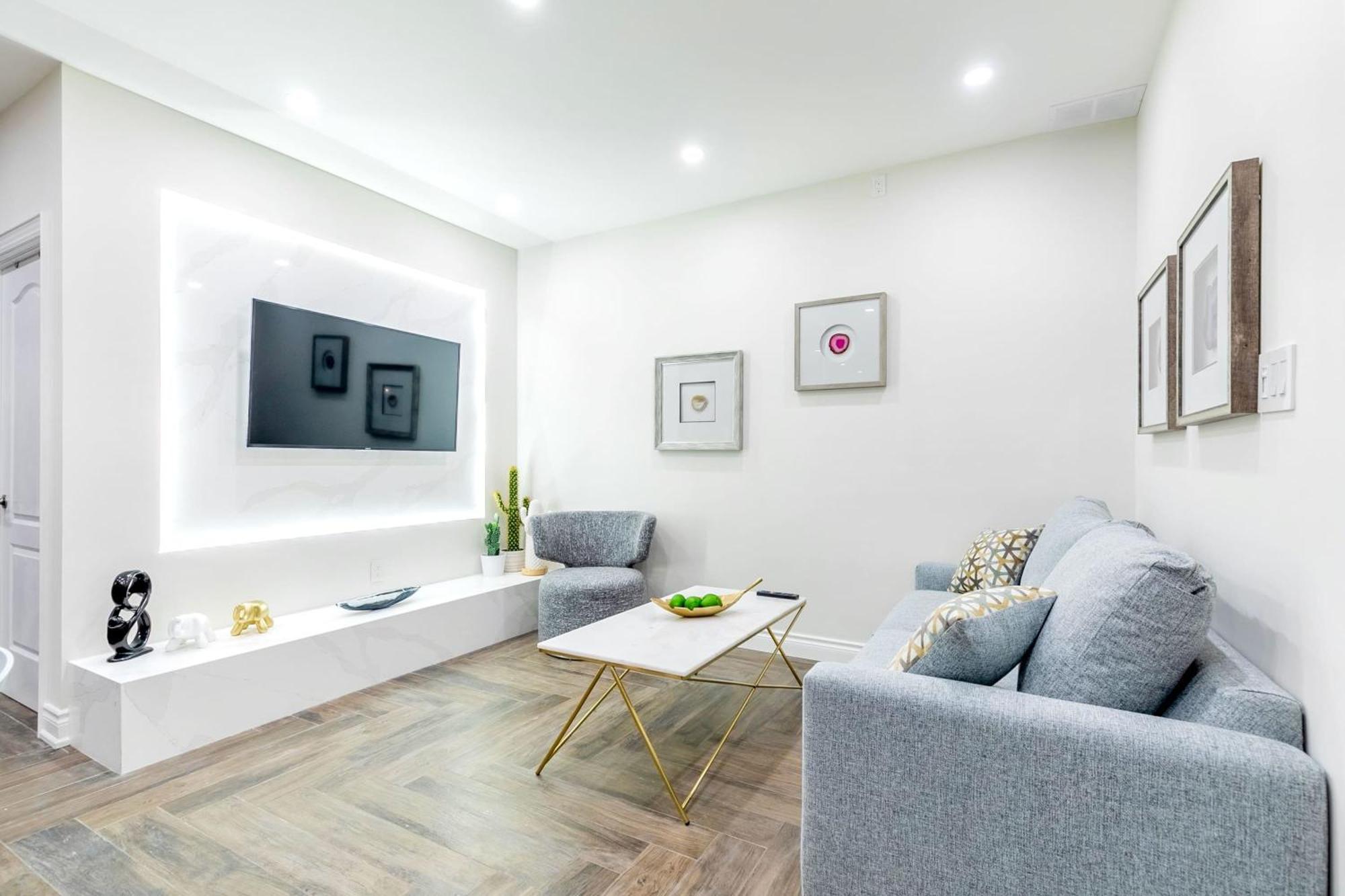 Modern Pet-Friendly Chinatown Apartment Торонто Экстерьер фото